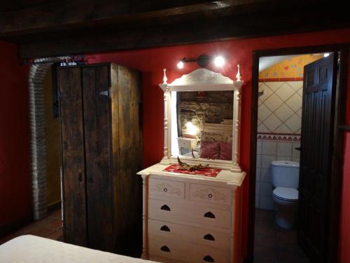 La CubaCasa La Cantonera con zona relax jacuzzi的浴室设有梳妆台、镜子和卫生间