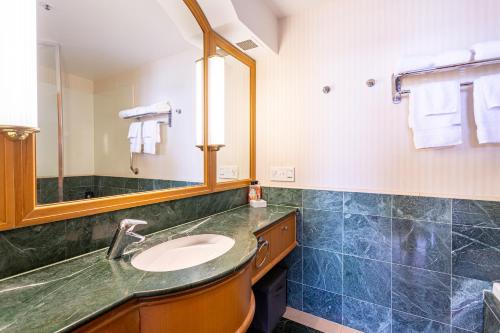 黄金海岸Luxury Ocean View Studio Apartments的一间带水槽和镜子的浴室