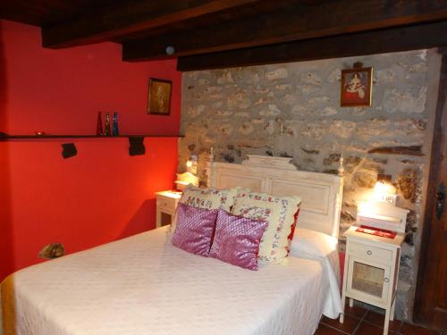 La CubaCasa La Cantonera con zona relax jacuzzi的一间卧室设有一张床和石墙