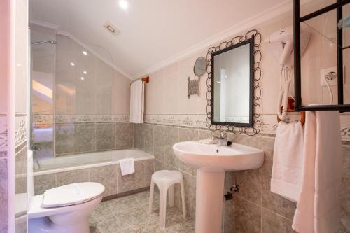 阿尔戈尼奥斯伊尔特拉斯梅拉诺旅馆的浴室配有盥洗盆、卫生间和浴缸。