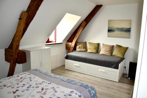 Saint-Mars-sur-la-FutaieL'Angeberdière的一间卧室设有一张床和一个窗口