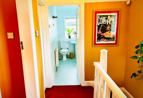 锡福斯Liverpool - Cosy Jazzy Beach Home!的一间带卫生间的浴室和墙上的一张海报