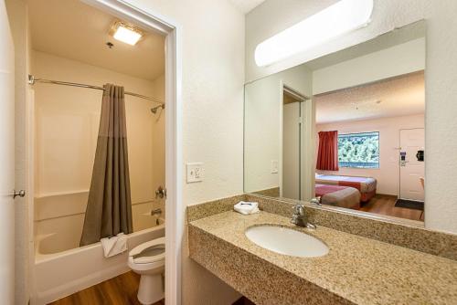 里诺里诺机场6号汽车旅馆 - 斯帕克斯的一间带水槽、卫生间和镜子的浴室
