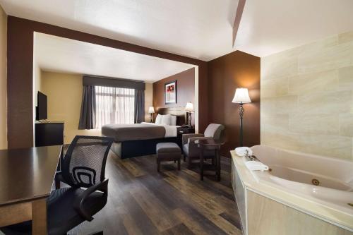 默特尔比奇北默特尔比奇品质旅馆及套房的酒店客房配有一张床和浴缸。
