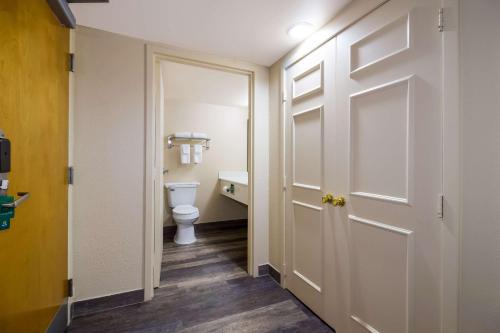 默特尔比奇北默特尔比奇品质旅馆及套房的一间带卫生间和白色门的浴室