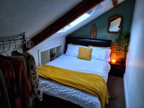 MurtonSafire home的一间卧室配有一张黄色毯子床