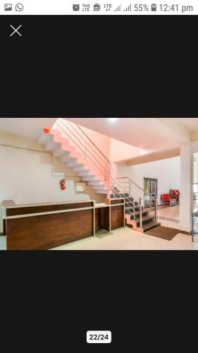 贾巴尔普尔OYO Hotel Erawat Greens的房屋内带楼梯的客厅