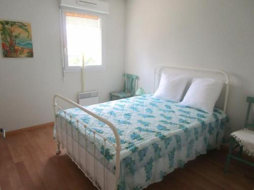 卡布勒通Appartement Capbreton, 3 pièces, 4 personnes - FR-1-239-453的一间卧室配有一张带蓝色和白色棉被的床