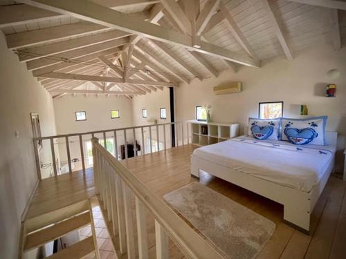 蒙卡拉帕舒La Palms Villa的一间卧室配有一张带两个蓝色花瓶的床