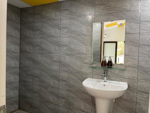岘港Yên Homestay Đà Nẵng的一间带水槽和镜子的浴室