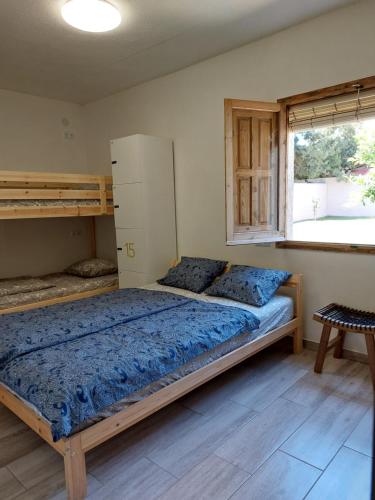 弗拉门卡海滩ZENIA HOSTEL的一间卧室设有一张床和一个大窗户