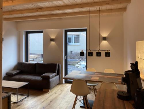 菲尔德施塔特Filder-Appartements的客厅配有沙发和桌子