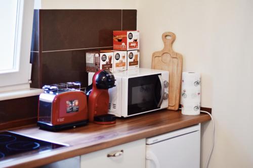 斯普利特Lavender cozy & lovely 17的厨房柜台配有微波炉和烤面包机。
