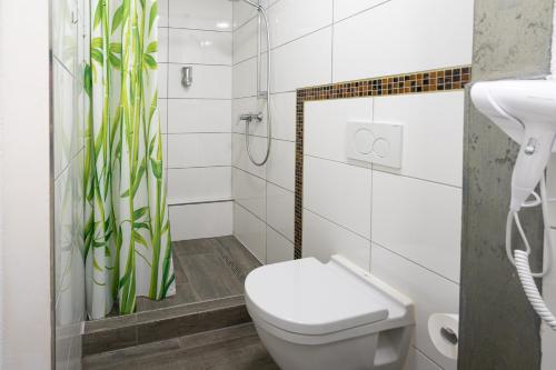 斯图加特Cannstatter Hotel的白色的浴室设有卫生间和淋浴。