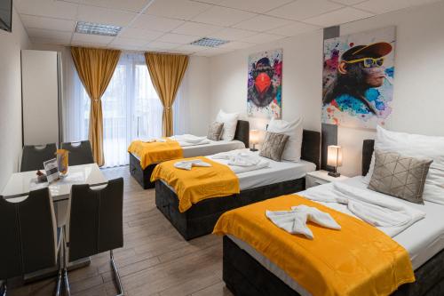 斯图加特Cannstatter Hotel的酒店客房,设有三张带黄床单的床