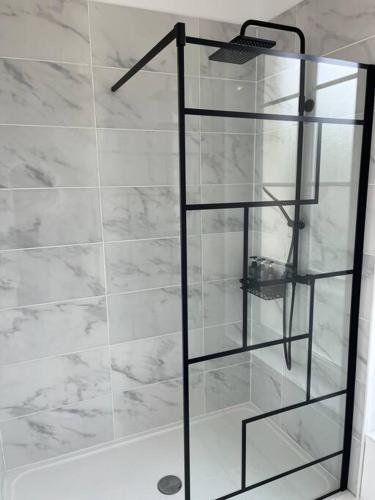 莱桑德利La Parenthèse Andelysienne的浴室设有玻璃架淋浴