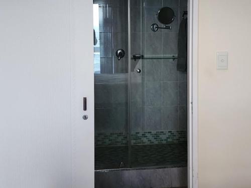 拉姆斯盖特1 St Daniel的浴室里设有玻璃门淋浴