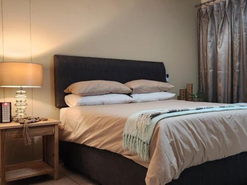 拉姆斯盖特1 St Daniel的一间卧室配有一张床和一张带台灯的桌子