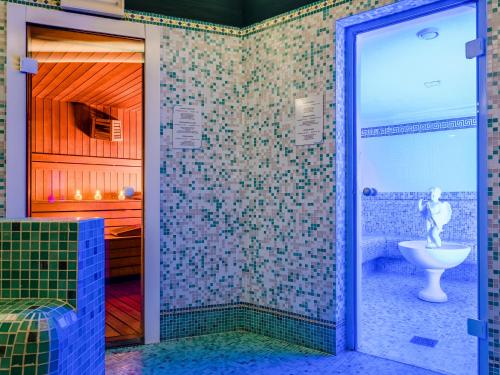 巴多利诺葛丽缇帕克酒店的带淋浴、水槽和卫生间的浴室