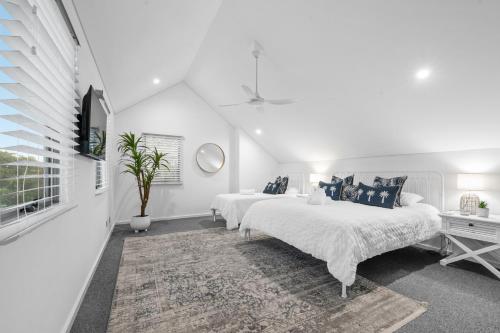 曼哲拉Ocean View Villa, 2 bedroom的卧室设有2张床和白色的墙壁。