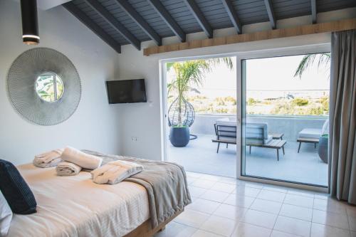 罗德岛卡利地亚JnS Faliraki Penthouse的一间卧室配有一张床,享有庭院的景色