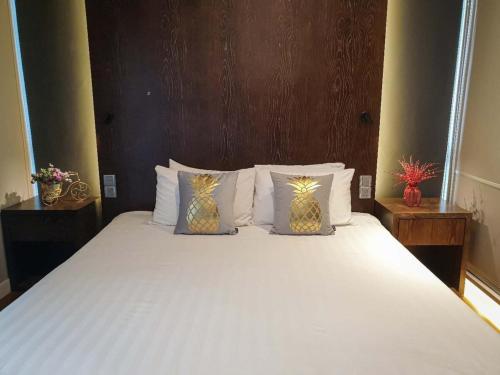 云顶高原Geo 38 Residence Genting Highland的卧室配有一张带白色床单和枕头的大床。