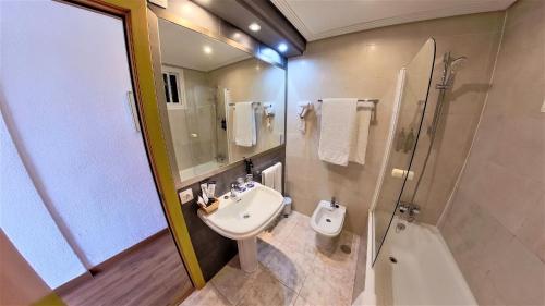 阿尔么丽亚Ohtels Gran Hotel Almeria的一间带水槽、淋浴和卫生间的浴室