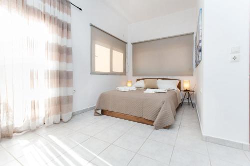 法拉萨纳En Plo Beachfront Rooms的一间卧室设有一张床和一个窗口