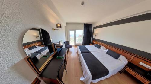 阿尔么丽亚Ohtels Gran Hotel Almeria的酒店客房,设有两张床和镜子
