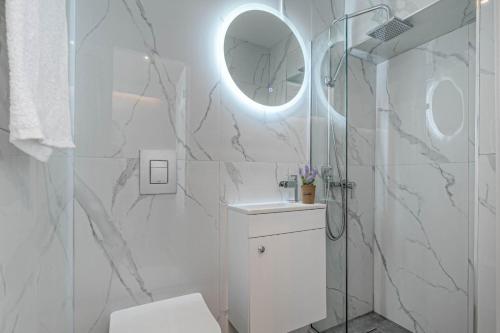 科孚镇Passaggio studio的一间带卫生间、水槽和镜子的浴室