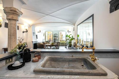 波托菲诺Portofino Luxury Front Marina by PortofinoVip的一间大浴室,内设一个大浴缸