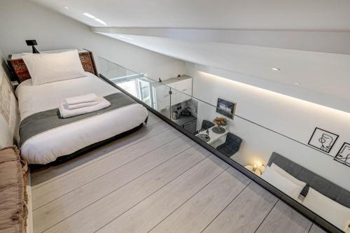 科孚镇Passaggio studio的一间设有床铺和玻璃地板的客房