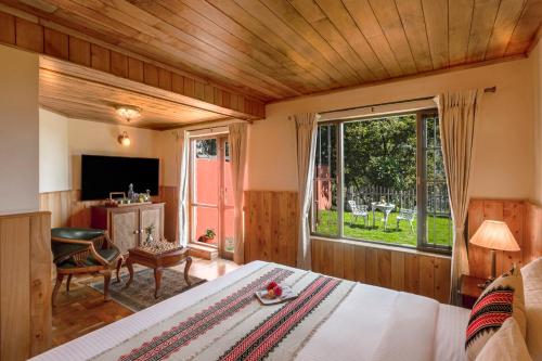 乌提Willow Hill by Nature Resorts的一间卧室设有一张床和一个大窗户