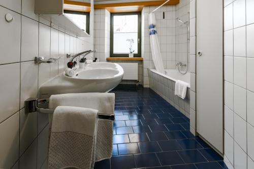 波斯基亚沃Casa Bernina的浴室配有盥洗盆、卫生间和浴缸。