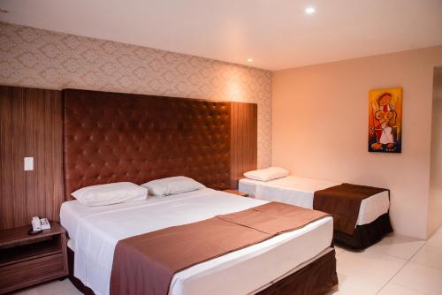 卡鲁阿鲁帕里姆卡鲁阿鲁村酒店的酒店客房设有两张床和床头板