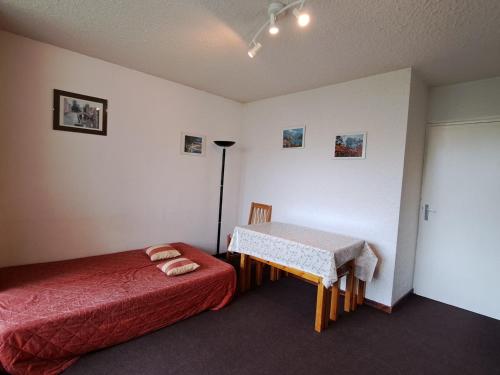 乌弗奈特弗斯Appartement Pra-Loup, 2 pièces, 4 personnes - FR-1-165A-85的一间卧室配有一张床和一张桌子