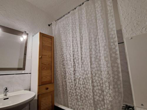 乌弗奈特弗斯Appartement Pra-Loup, 2 pièces, 4 personnes - FR-1-165A-85的浴室配有淋浴帘和盥洗盆。