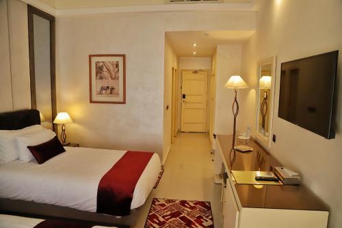 阿尤恩帕拉多尔酒店的配有一张床和一台平面电视的酒店客房