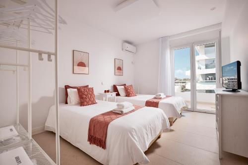 雅典Elaia Luxury Selections Opal的白色的客房配有两张床和电视。