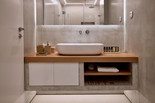 雅典Elaia Luxury Selections Opal的一间带水槽和镜子的浴室