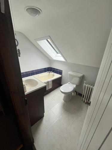 斯特灵Powis House East Cottage的浴室配有卫生间、盥洗盆和浴缸。
