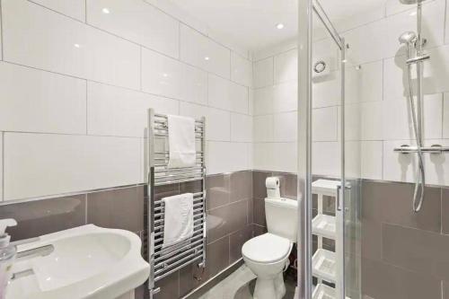 布里斯托Lovely Bristol Gem - Sleeps 24的浴室配有卫生间、盥洗盆和淋浴。
