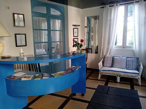 沙泰勒吉永Les Chenes Chambres D'hote的客厅配有蓝色的桌子和椅子