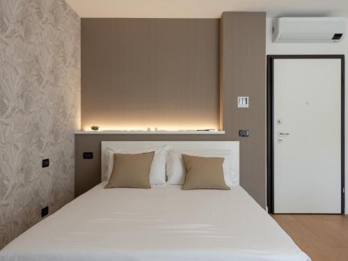 佩斯卡拉Franci Loft的卧室配有一张带白色床单和枕头的大床。