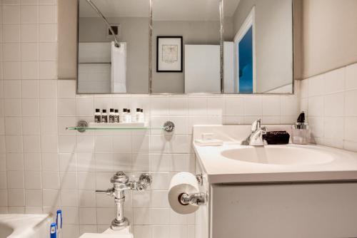 路易斯威尔CozySuites 800 Tower 1BR w gym 16的一间带水槽、卫生间和镜子的浴室