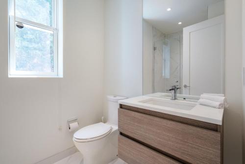 华盛顿Georgetown 1BR w bike storage nr Waterfront WDC-89的一间带卫生间、水槽和窗户的浴室