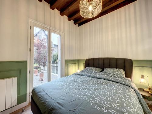特鲁瓦Les Terrasses du Bouchon的一间卧室设有一张床和一个大窗户