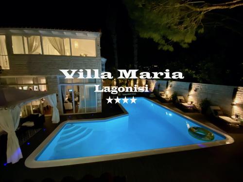 卡利维亚索里库Villa Maria Lagonissi - Private first floor Villa的夜间在房子前面的游泳池