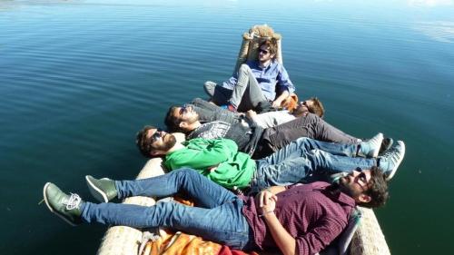 普诺Uros Aruma-Uro on Uros Floating Islands的一群人躺在水中的码头上