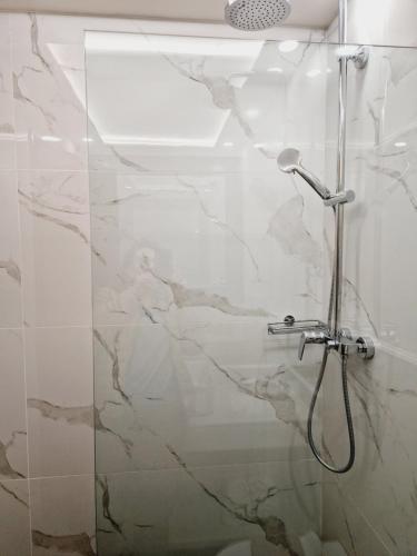 沃丽曼村拉格奥塔酒店的带淋浴和大理石墙壁的浴室